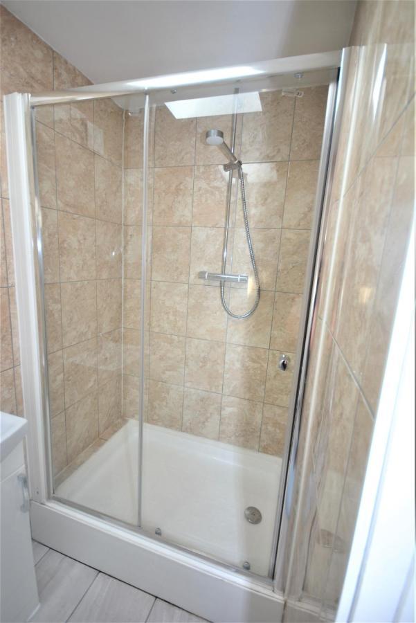London Deluxe 6 Bedroom House Dagenham Esterno foto